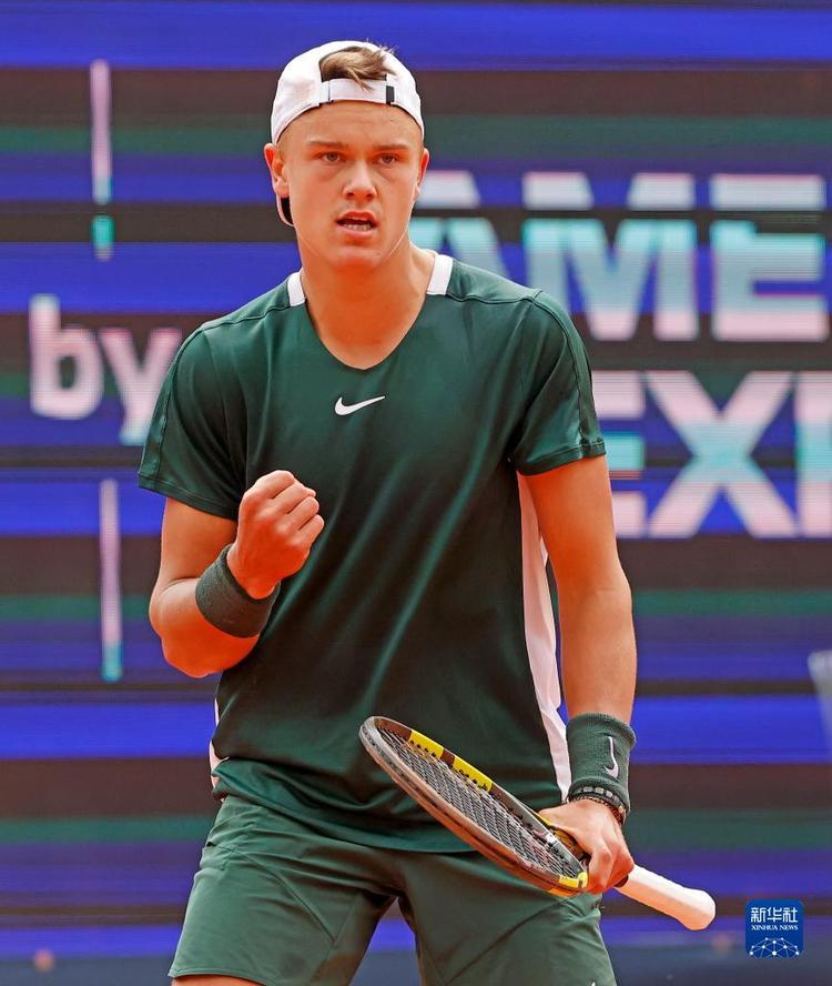 贯穿于她的 贯穿于她的