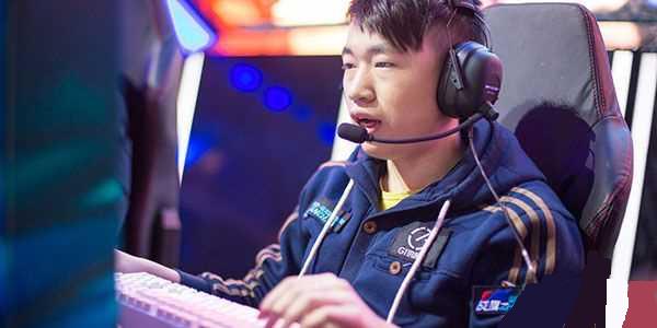 纷纷借助 纷纷借助