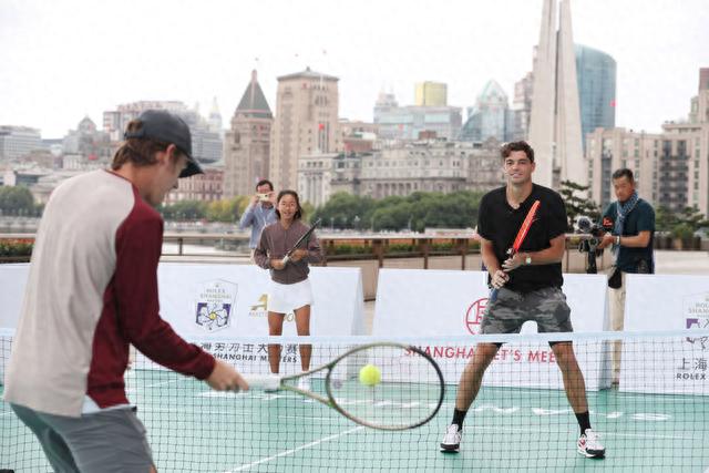 现出不容小 现出不容小